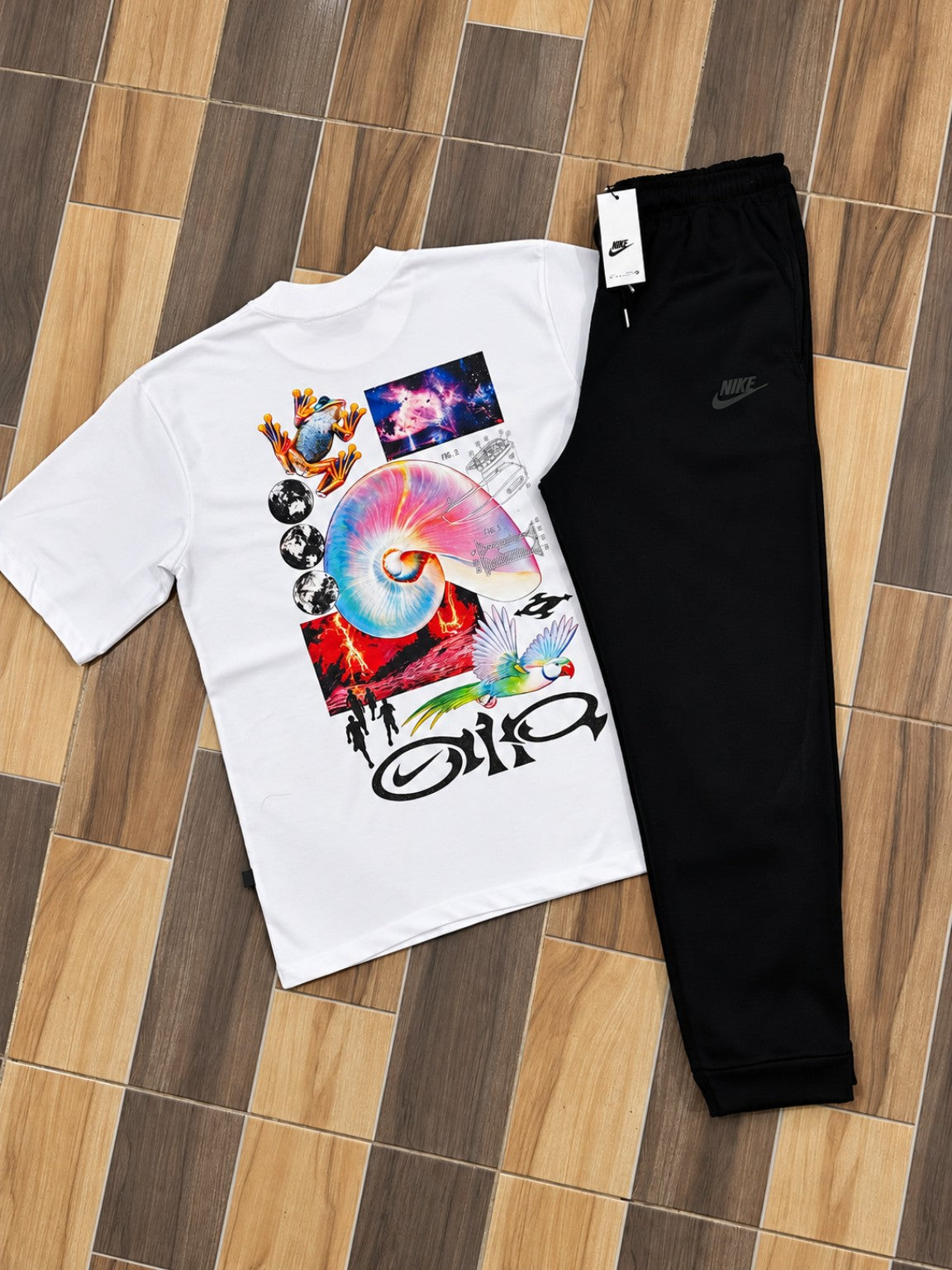 Conjunto Nike vista posterior de camiseta blanca con estampado multicolor y sudadera negra