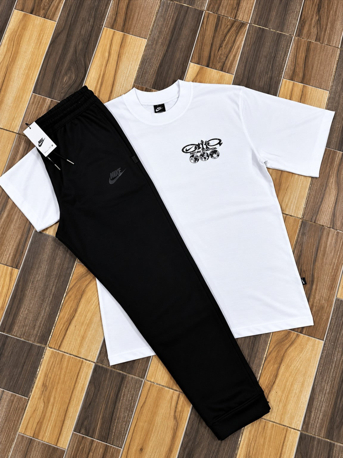 Conjunto Nike vista frontal camiseta blanca y sudadera negra